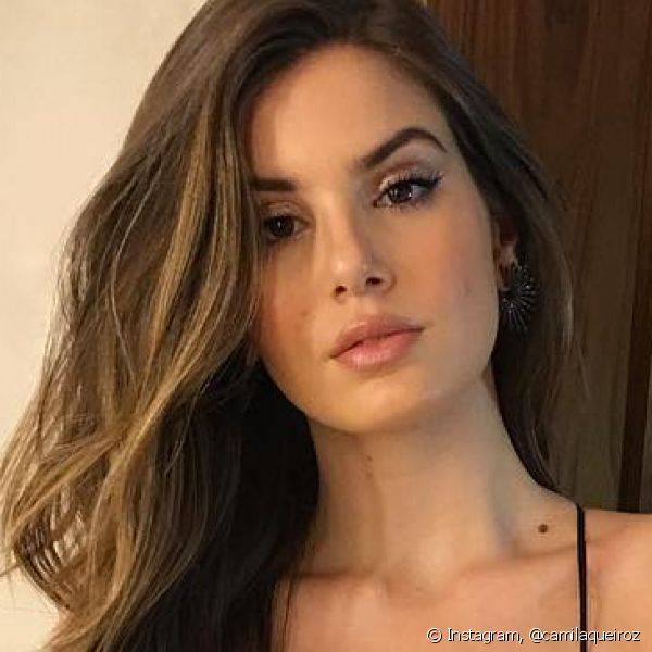 F? de batom nude, Camila Queiroz j? apostou na cor com acabamento glossy para completar uma make natural e glam (Foto: Instagram @camilaqueiroz)